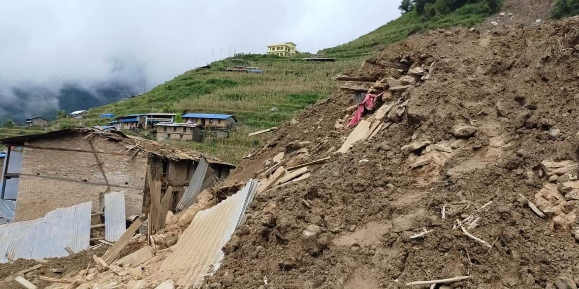 पहिरो गएको स्थानको निरीक्षण गर्न लिदी पुगे सभामुख सापकोटा (फोटोकथा)