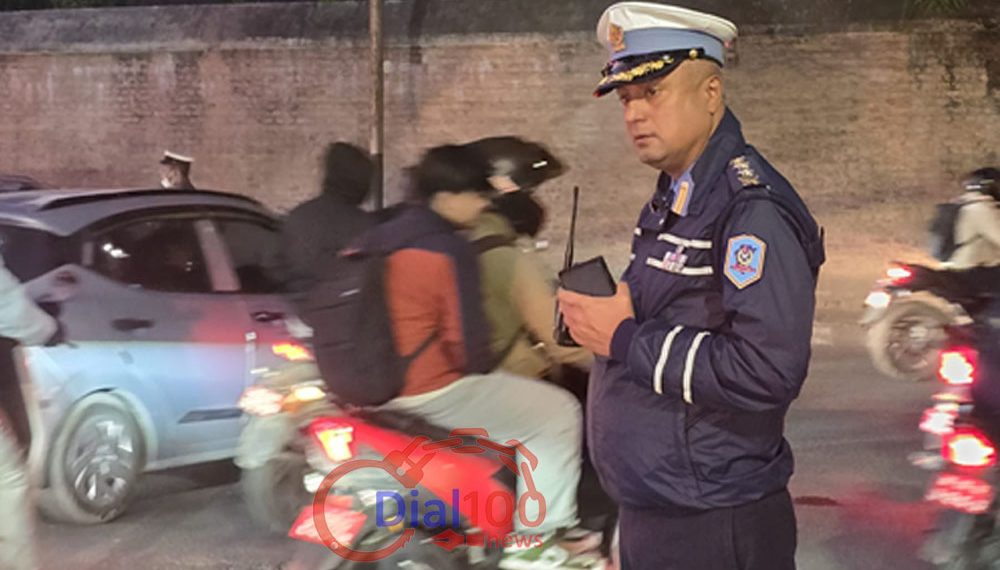 ‘पिकआवर’मा सवारी चाप बढेपछि एसएसपी अधिकारी आफैं सडकमा