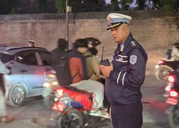 ‘पिकआवर’मा सवारी चाप बढेपछि एसएसपी अधिकारी आफैं सडकमा