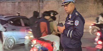 ‘पिकआवर’मा सवारी चाप बढेपछि एसएसपी अधिकारी आफैं सडकमा