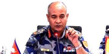 जाँचबुझ आयोगमा बयान दिँदै सशस्त्र आईजी अर्याल