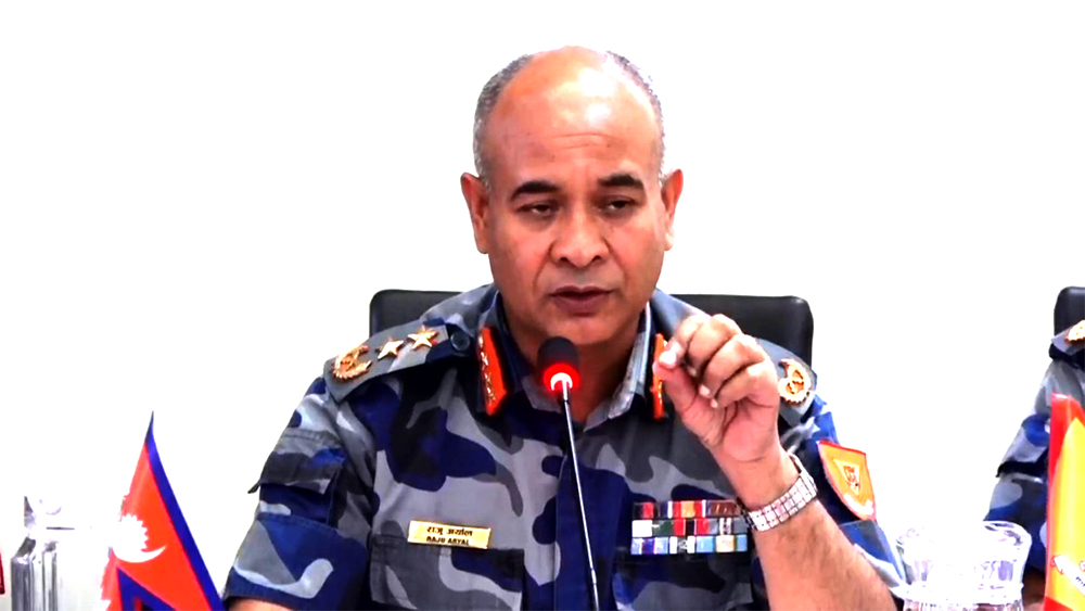 जाँचबुझ आयोगमा बयान दिँदै सशस्त्र आईजी अर्याल