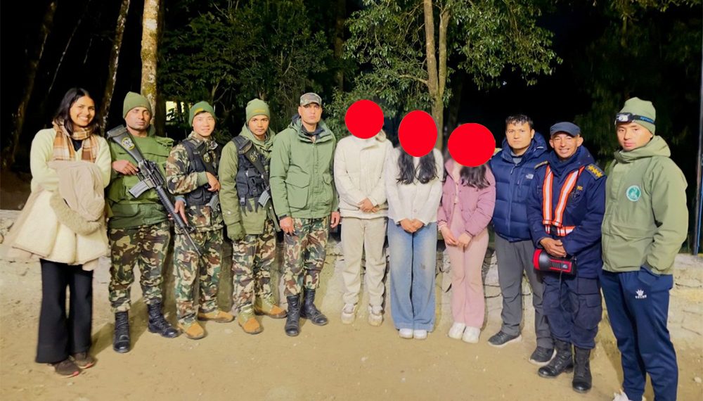 शिवपुरी जंगलमा हराएका १ युवक र २ युवतीको सेनाद्वारा उद्धार