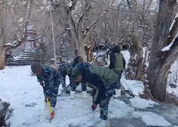 सशस्त्र प्रहरीले मुक्तिनाथ मन्दिरको हिउँ पन्छायाे￼