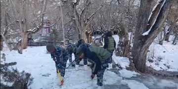 सशस्त्र प्रहरीले मुक्तिनाथ मन्दिरको हिउँ पन्छायाे