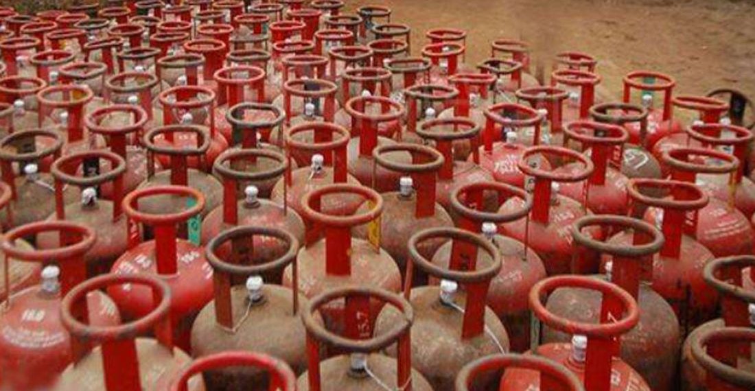 बजारमा खाना पकाउने ग्यासको अभाव, बिक्री डिपोमा लामो लाइन