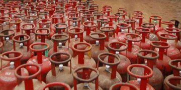 बजारमा खाना पकाउने ग्यासको अभाव, बिक्री डिपोमा लामो लाइन