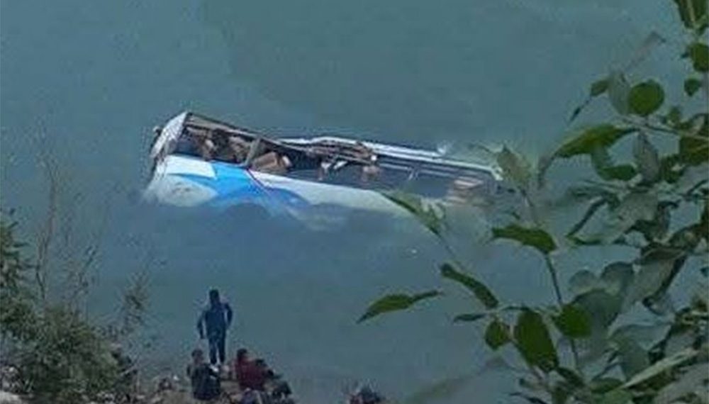 तामाकोशीमा बस खस्दा ५ जनाको मृत्यु