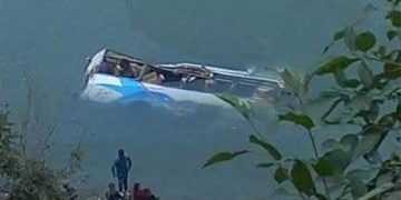 तामाकोशीमा बस खस्दा ५ जनाको मृत्यु