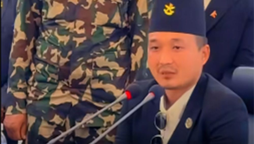 ओली र लेखक पक्राउ परेपछि गृहमन्त्री गुरूङ लेख्छन्, ‘आयो गोर्खाली’